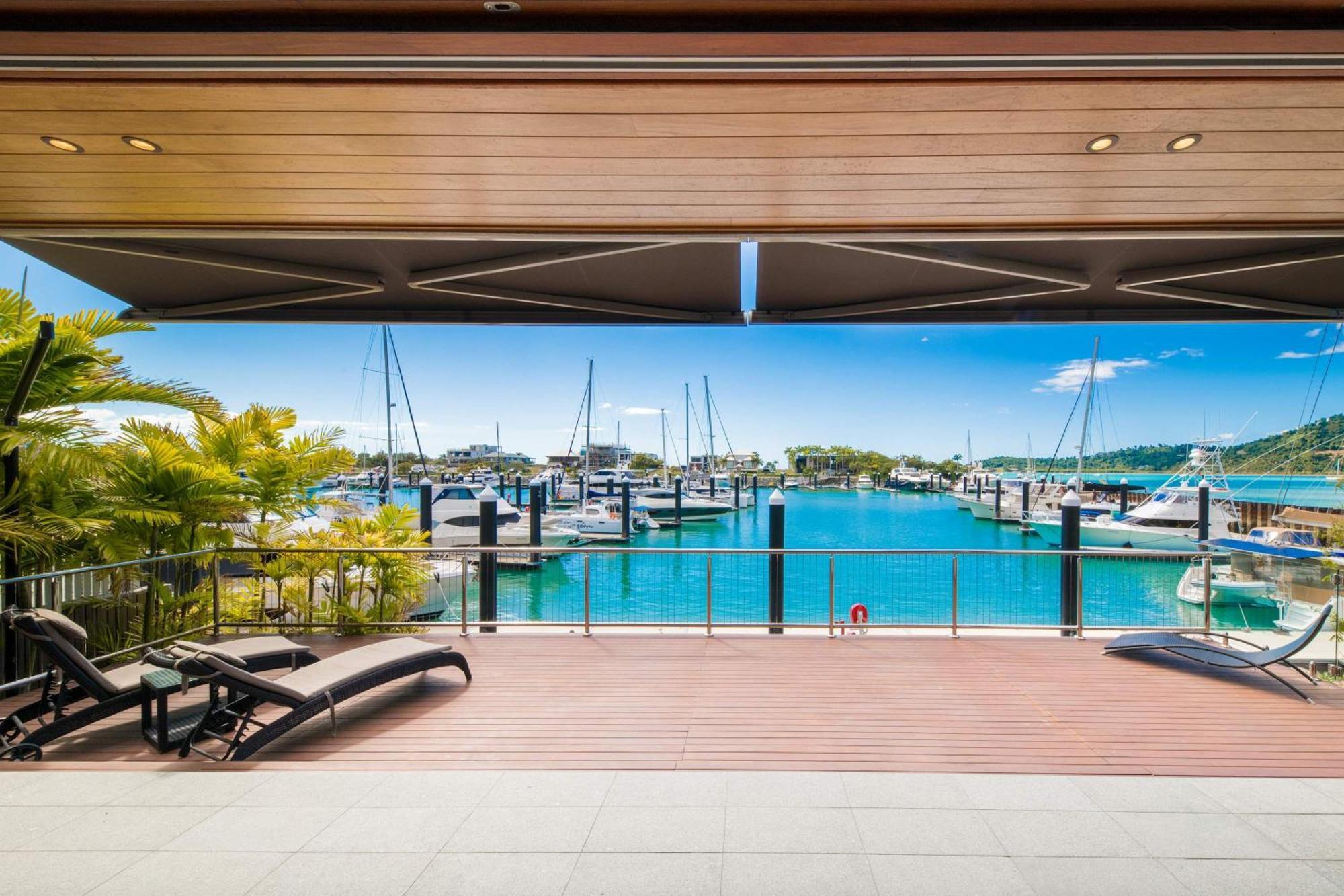 Airlie Marina-front Luxury At 10 The Cove Holiday home