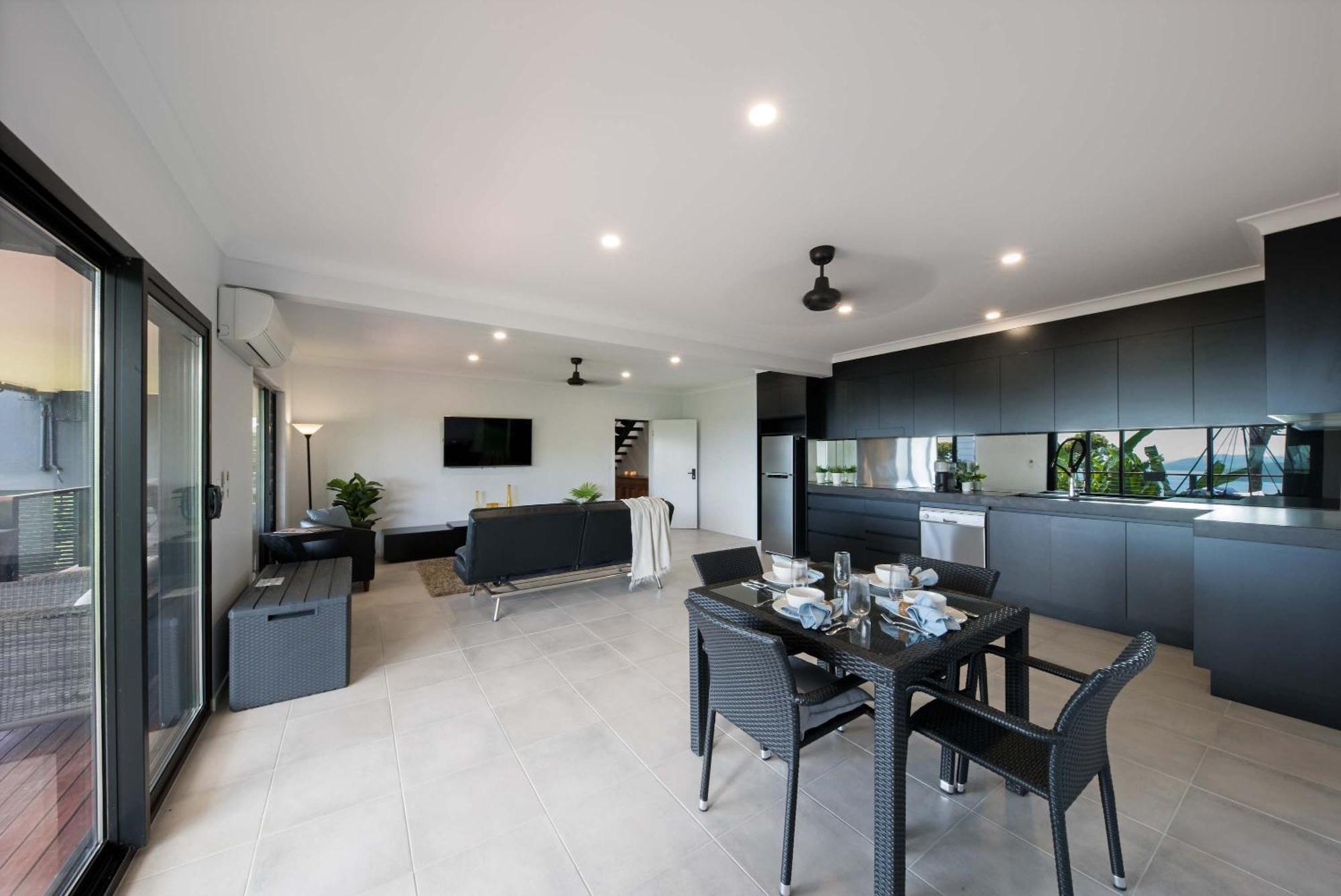 Holiday home 'nine Islands' Airlie Luxury With Ocean Views Airlie Beach