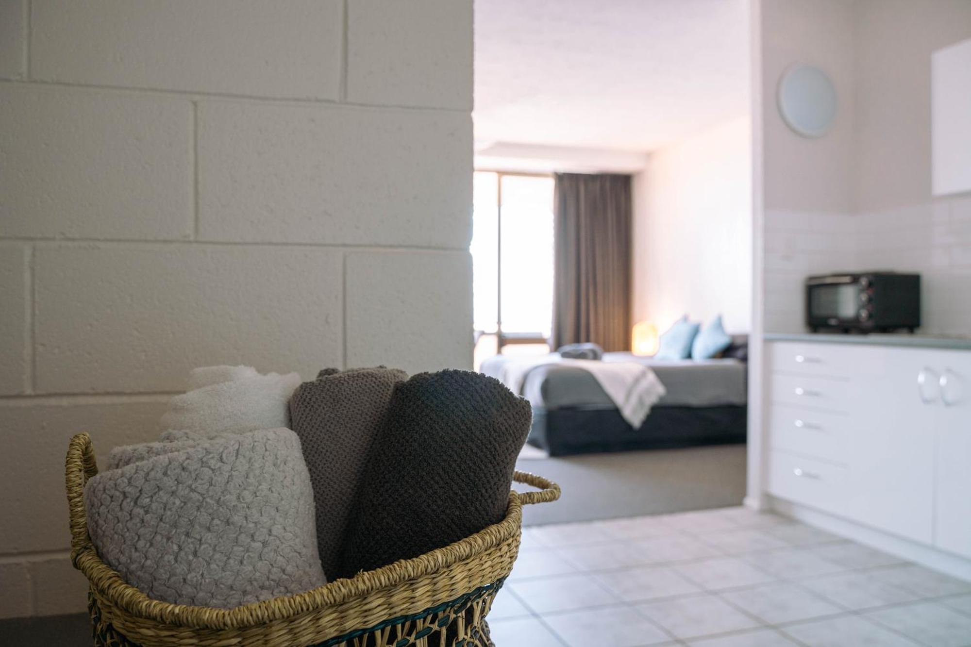Studio Apartment, Centre Of Airlie With Sea Views