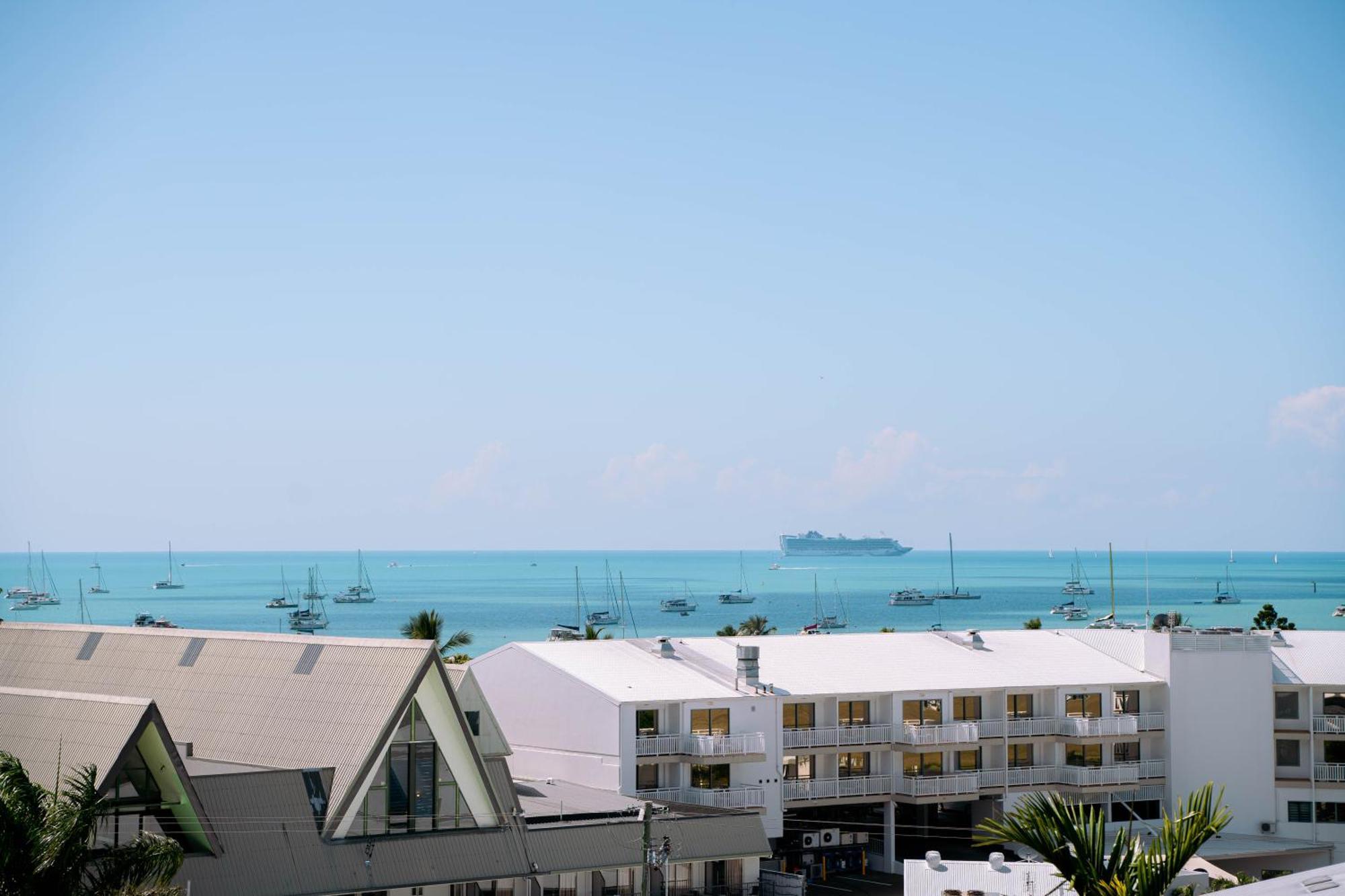 Studio Apartment, Centre Of Airlie With Sea Views Apartment *
