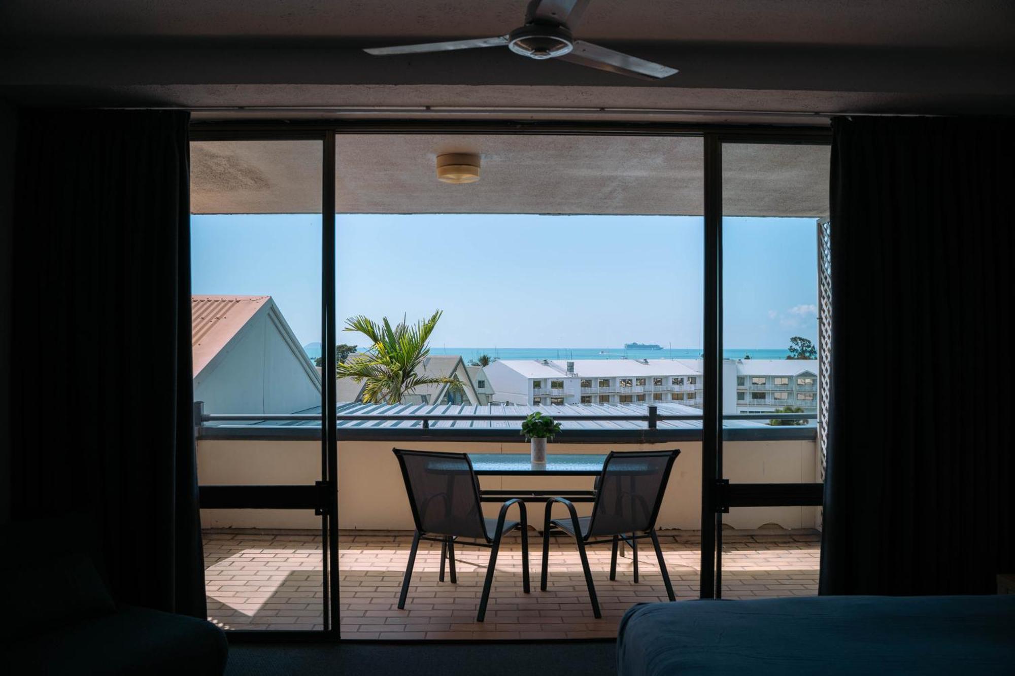 Studio Apartment, Centre Of Airlie With Sea Views *