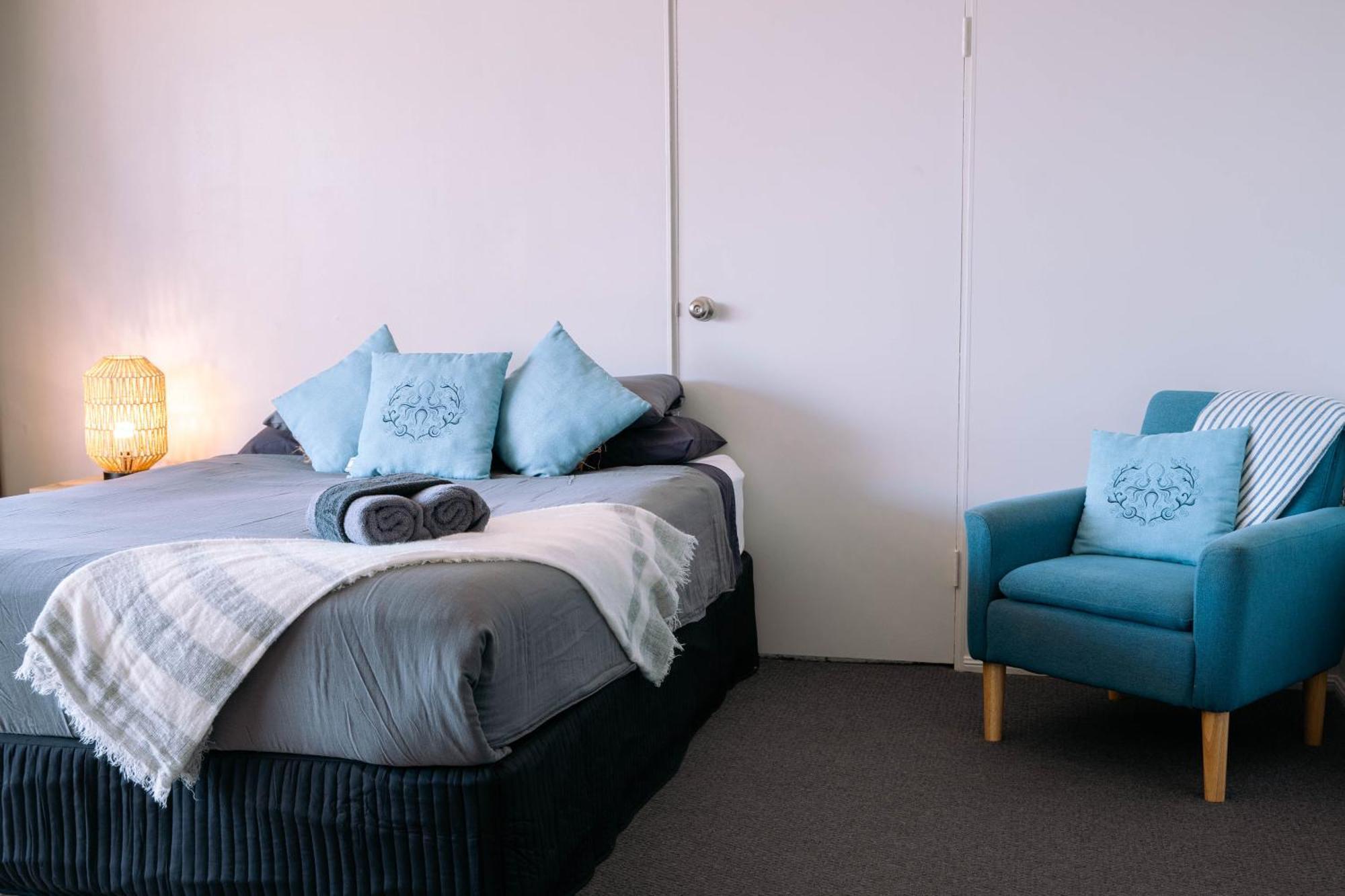 Studio Apartment, Centre Of Airlie With Sea Views * Airlie Beach