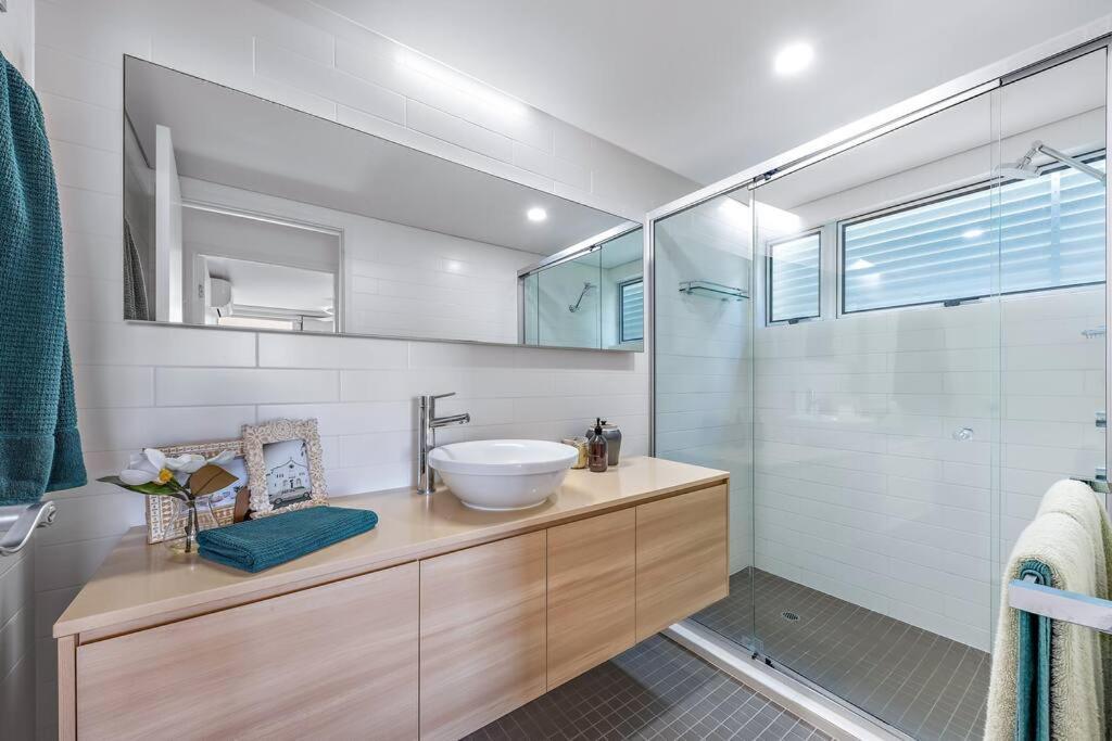 Large, Luxurious Townhouse Stunning Oceanviews * Airlie Beach