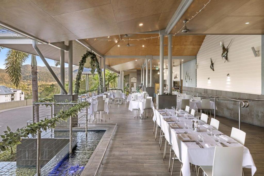 Club Airlie * Airlie Beach