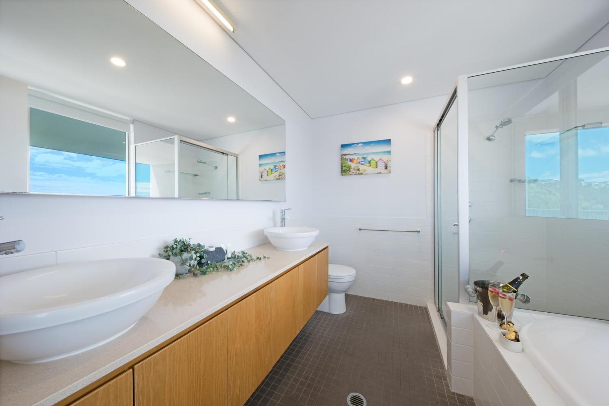 Apartment Sea Forever On Azure Seas - Airlie *