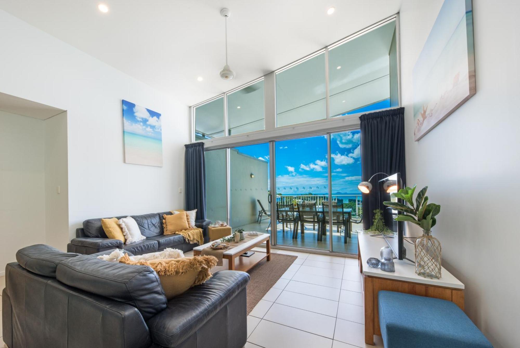 Sea Forever On Azure Seas - Airlie Apartment *