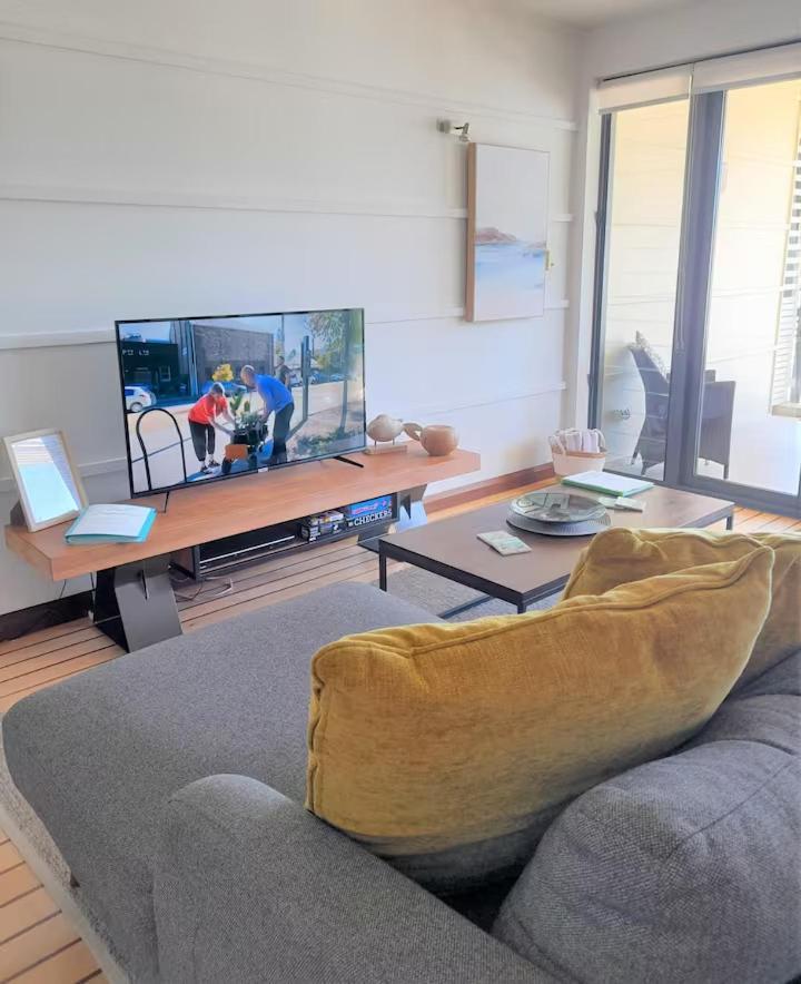 Aqua View Boathouse Airlie * Airlie Beach