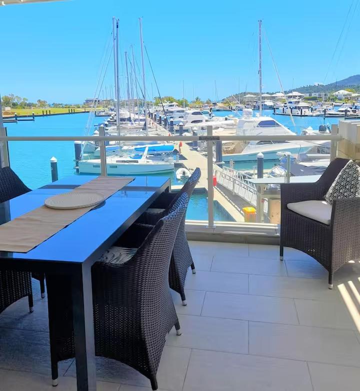 Aqua View Boathouse Airlie * Airlie Beach