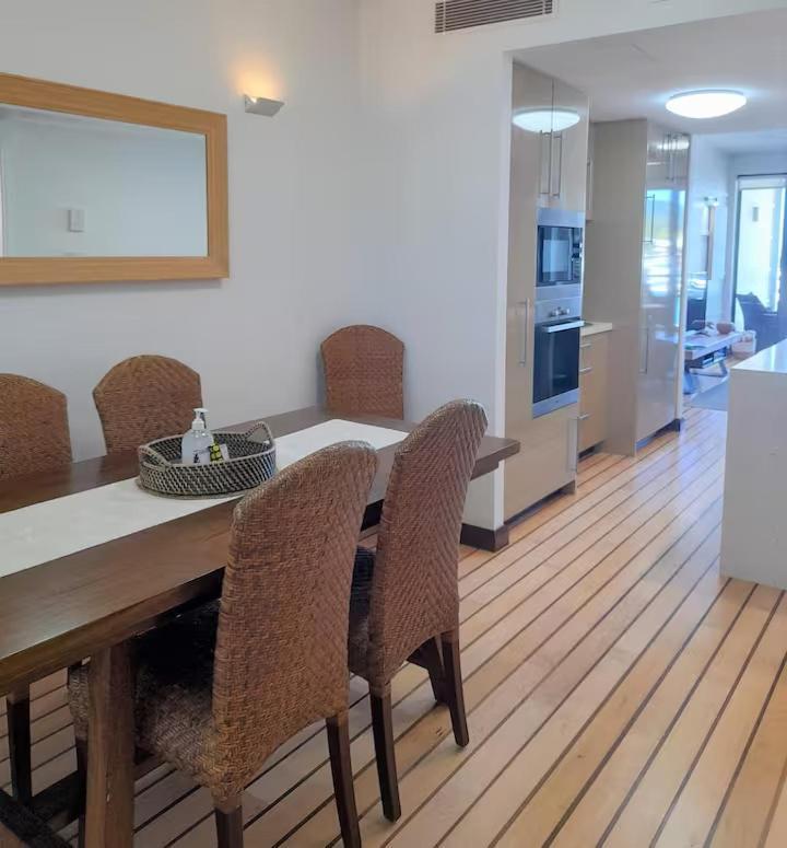 Aqua View Boathouse Airlie * Airlie Beach