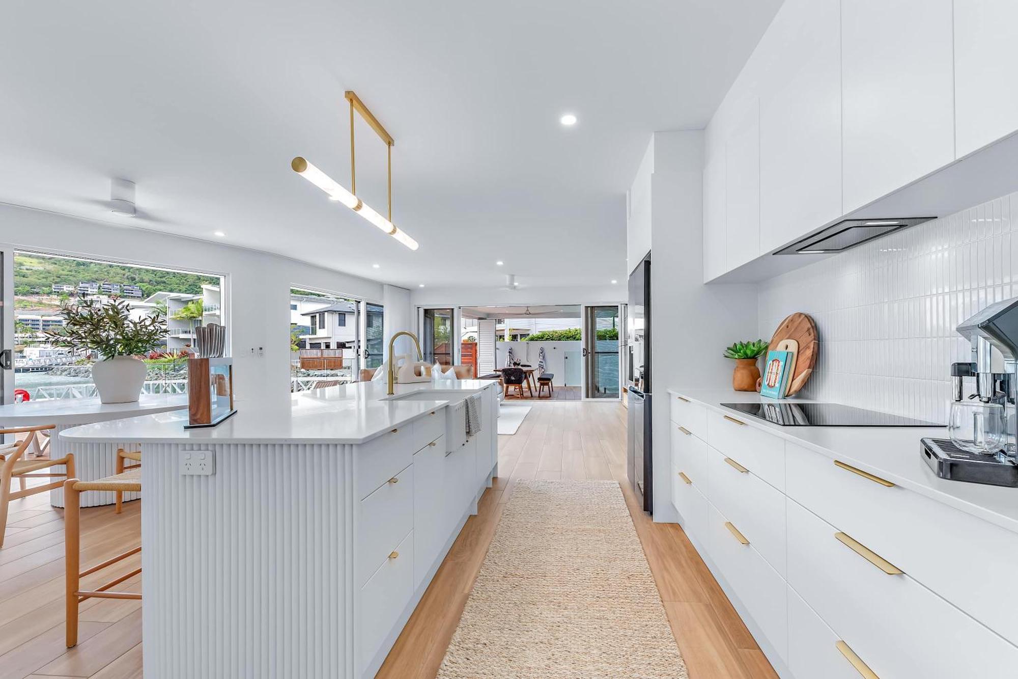 Holiday home Whitsunday Waterfront Luxury At 19 The Cove Airlie Beach