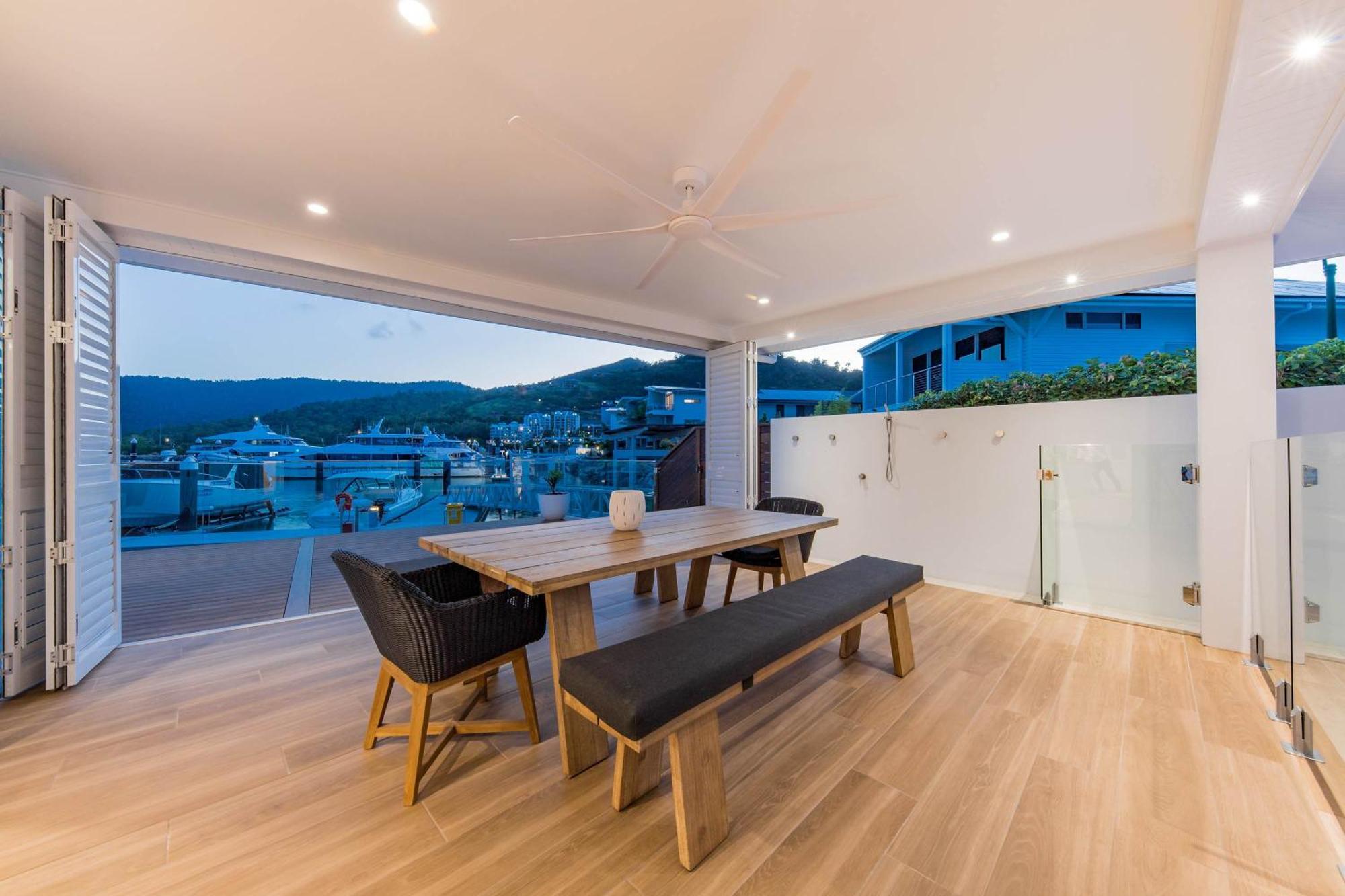 Whitsunday Waterfront Luxury At 19 The Cove Holiday home *