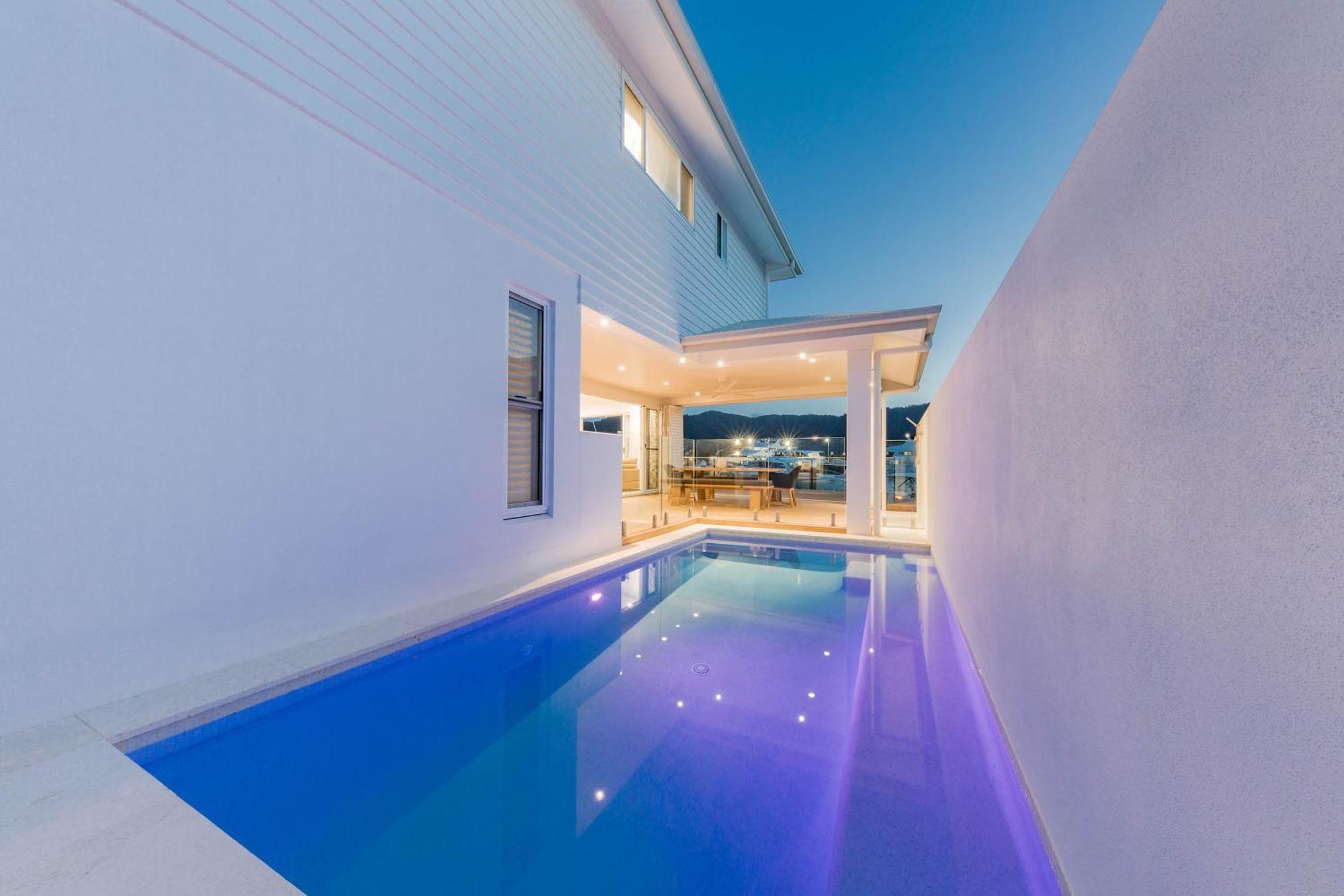 Whitsunday Waterfront Luxury At 19 The Cove Holiday home Airlie Beach