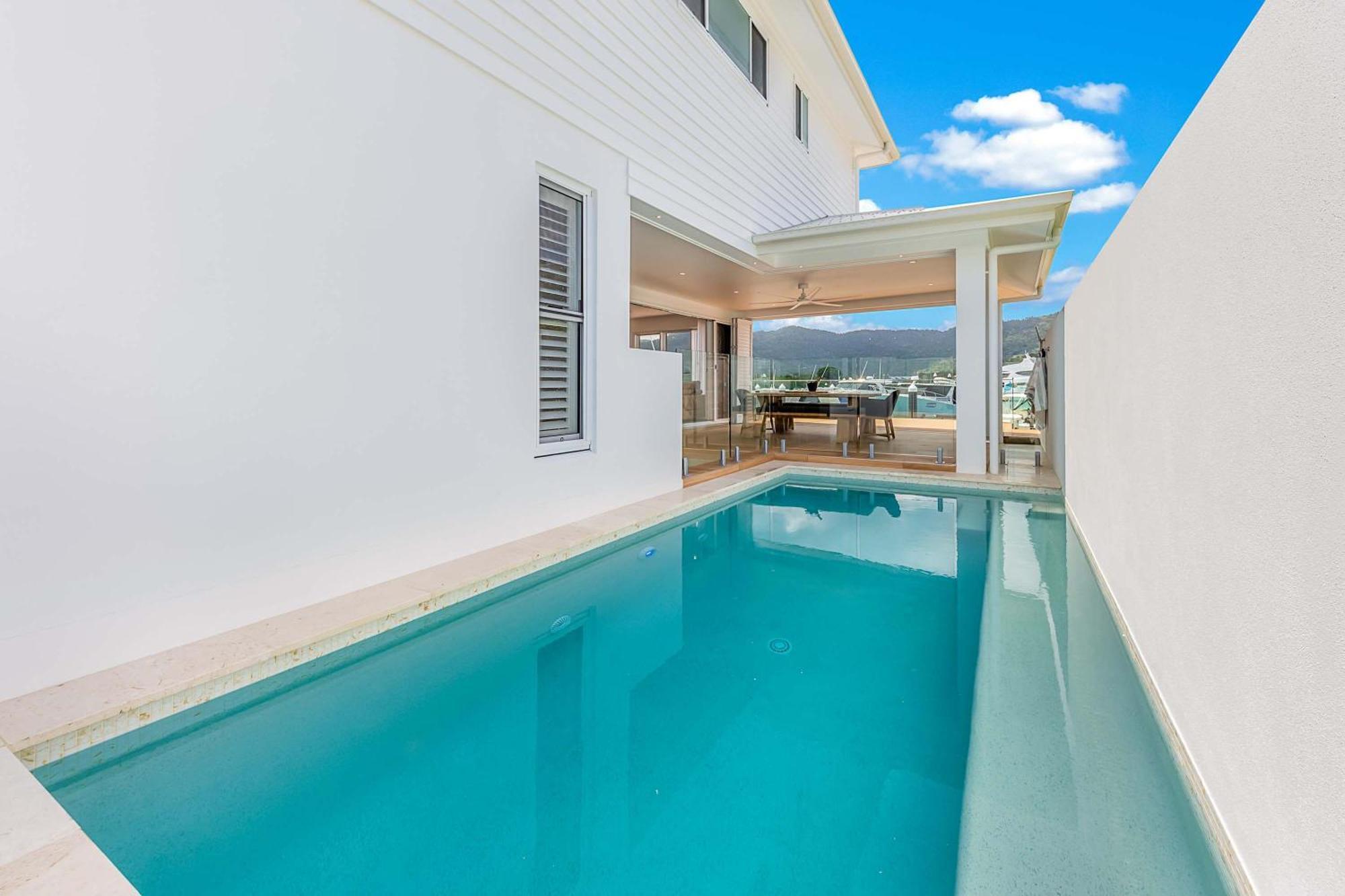 Whitsunday Waterfront Luxury At 19 The Cove Holiday home Airlie Beach