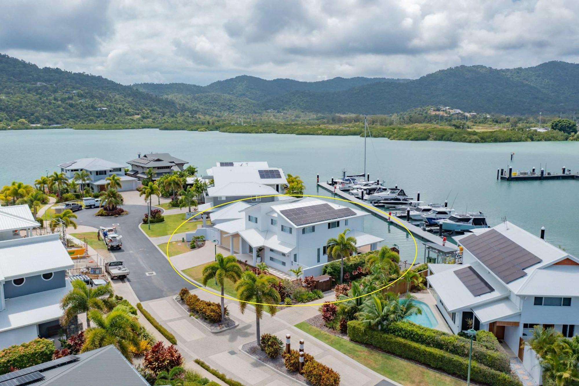 Holiday home Whitsunday Waterfront Luxury At 19 The Cove Airlie Beach