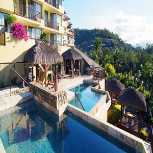 At Water's Edge 4*