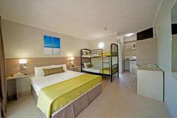 Club Crocodile Airlie Be Hotel