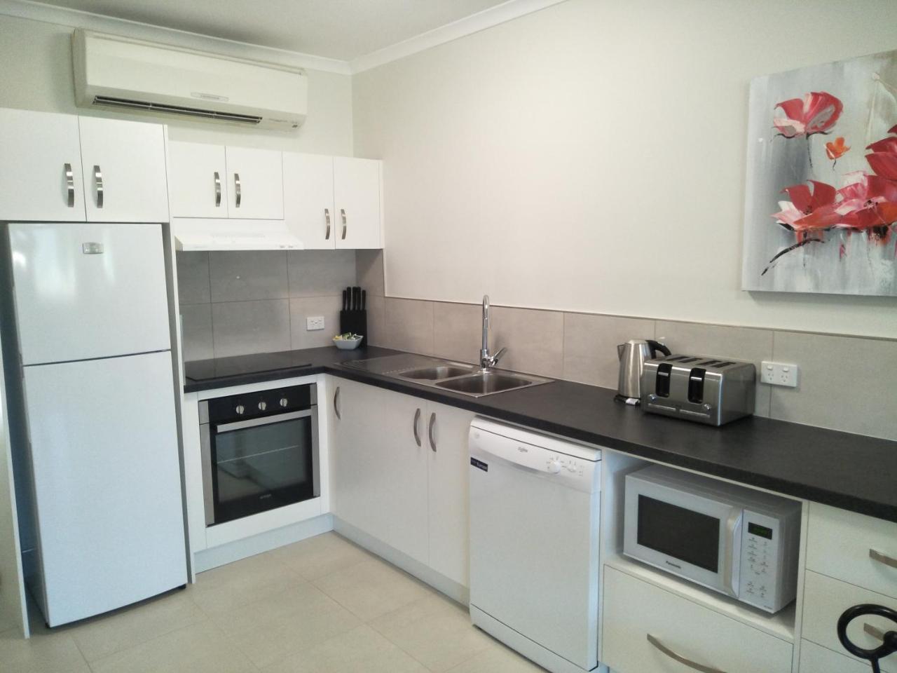 Airlie Seaview Aparthotel 4*