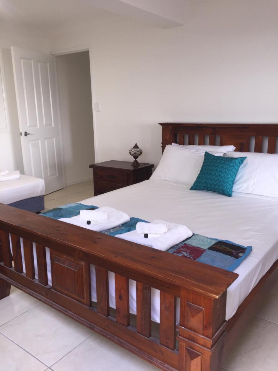 Guest house 'Chez-Nous' - Two Bedroom Apartment Airlie Beach