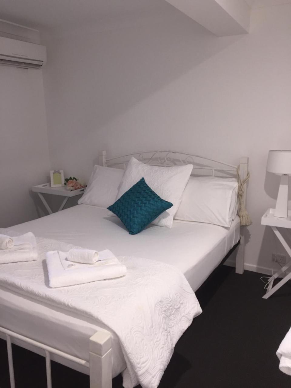 Guest house 'Chez-Nous' - Two Bedroom Apartment Airlie Beach