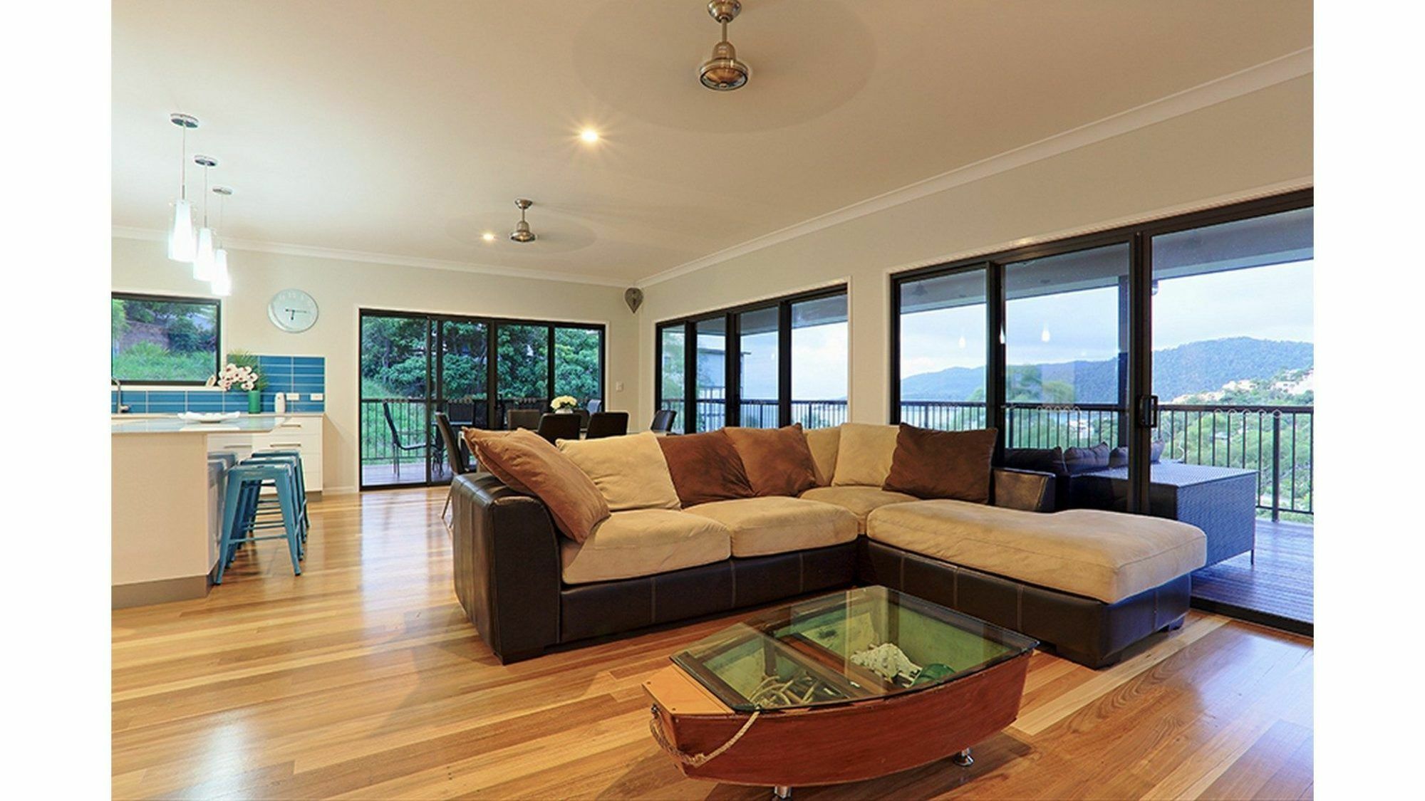 Laguna Views - Airlie Holiday home *