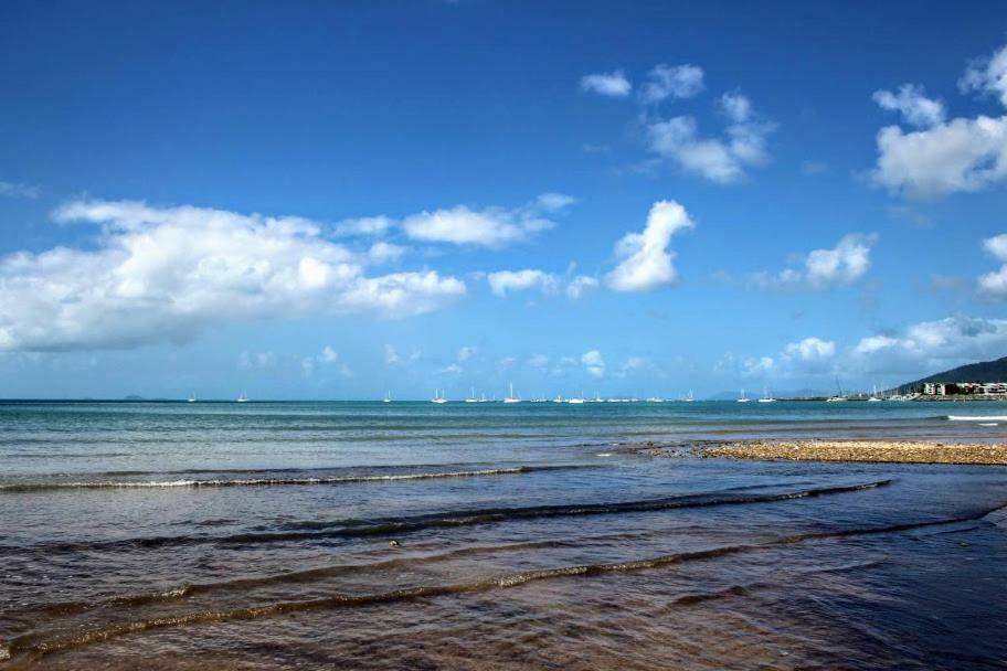 Apartment Modern Front Airlie Beach