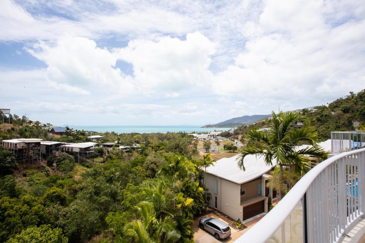 Spacious Tropical Sanctuary Ocean Views Apartment Airlie Beach