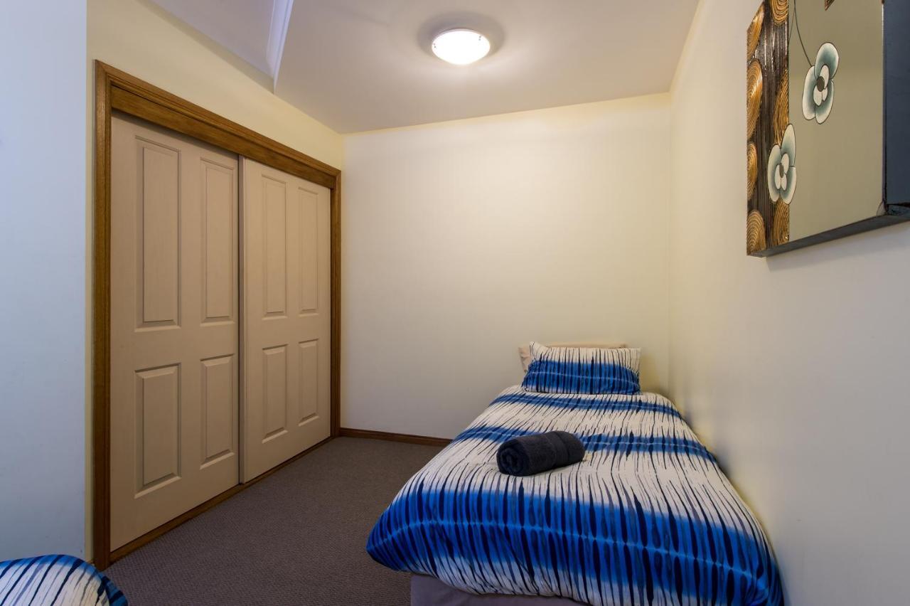 7 Waves - Airlie Apartment *