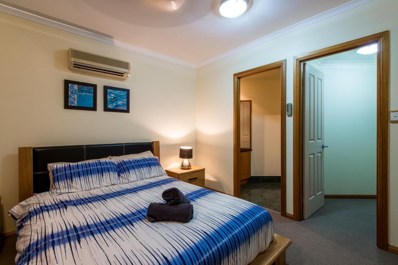 7 Waves - Airlie Apartment *