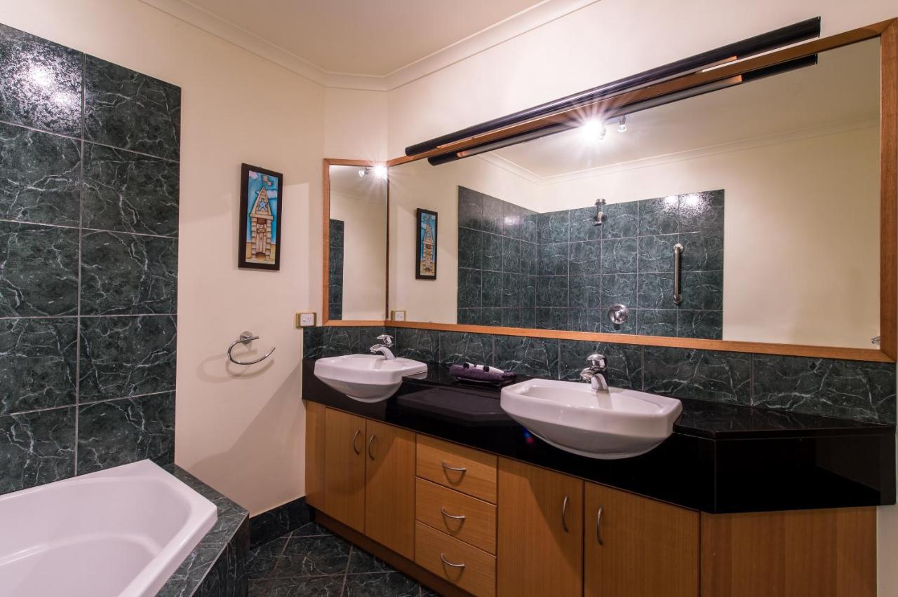 7 Waves - Airlie Apartment *