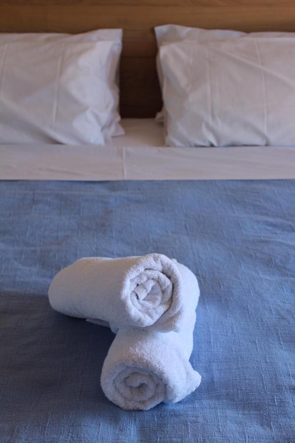 Colonial Court Beachfront & 3* Airlie Beach