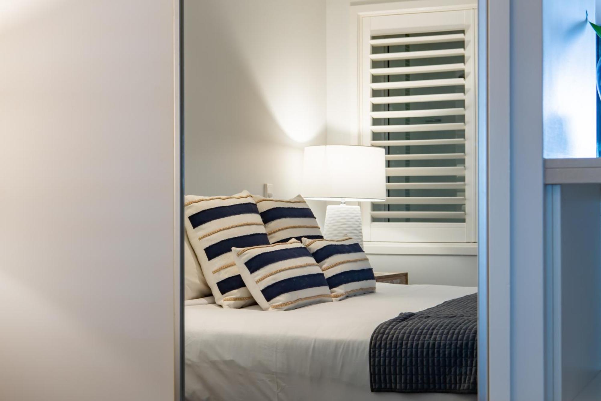 By The Sea Shore With Pool Apartment Airlie Beach