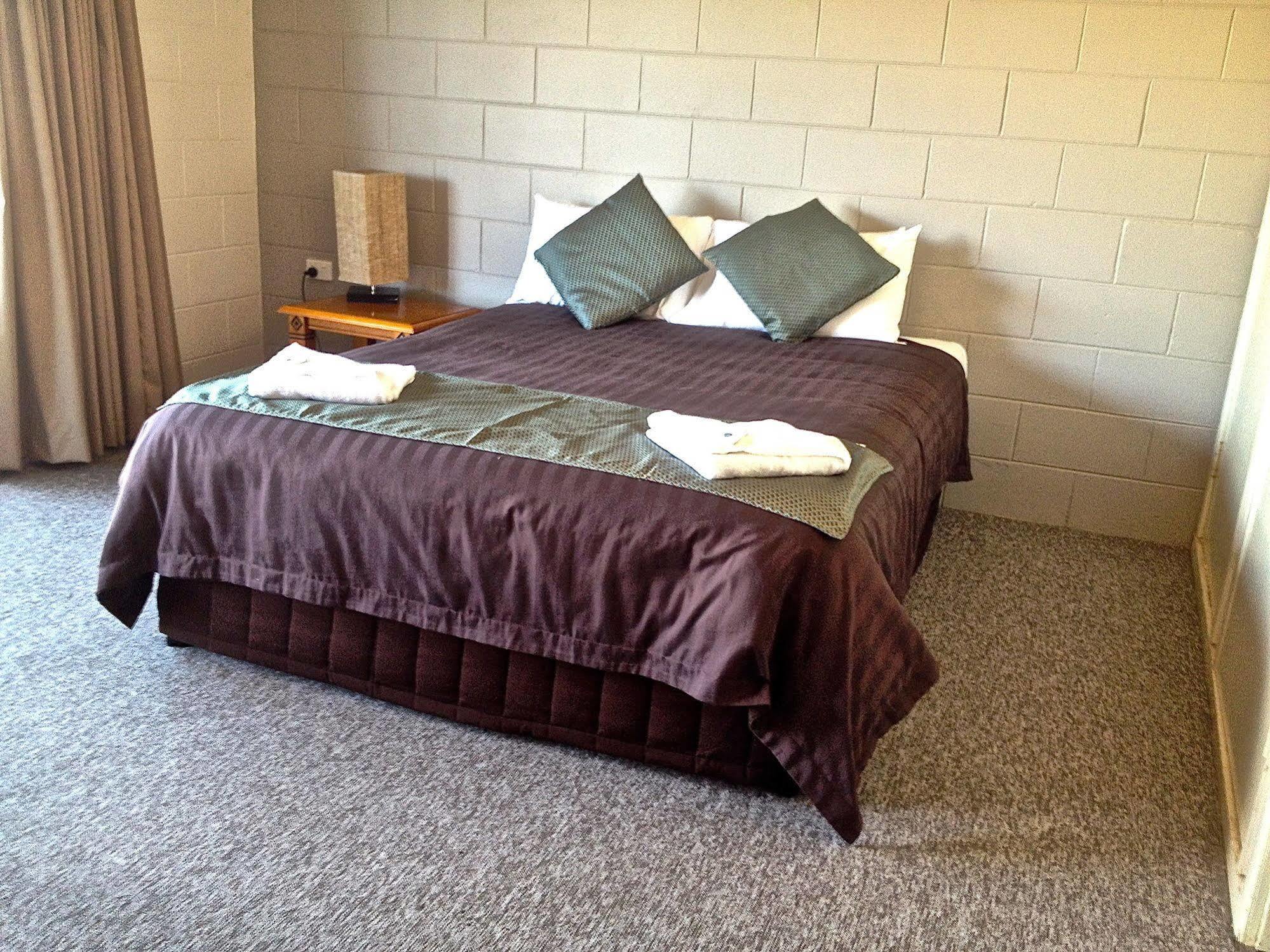 Colonial Court Beachfront & 3*