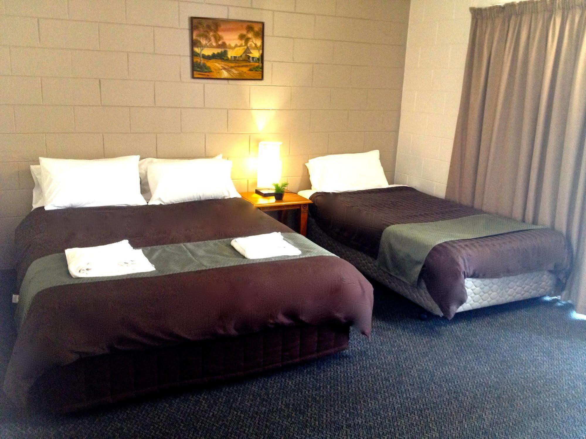 Motel Colonial Court Beachfront &