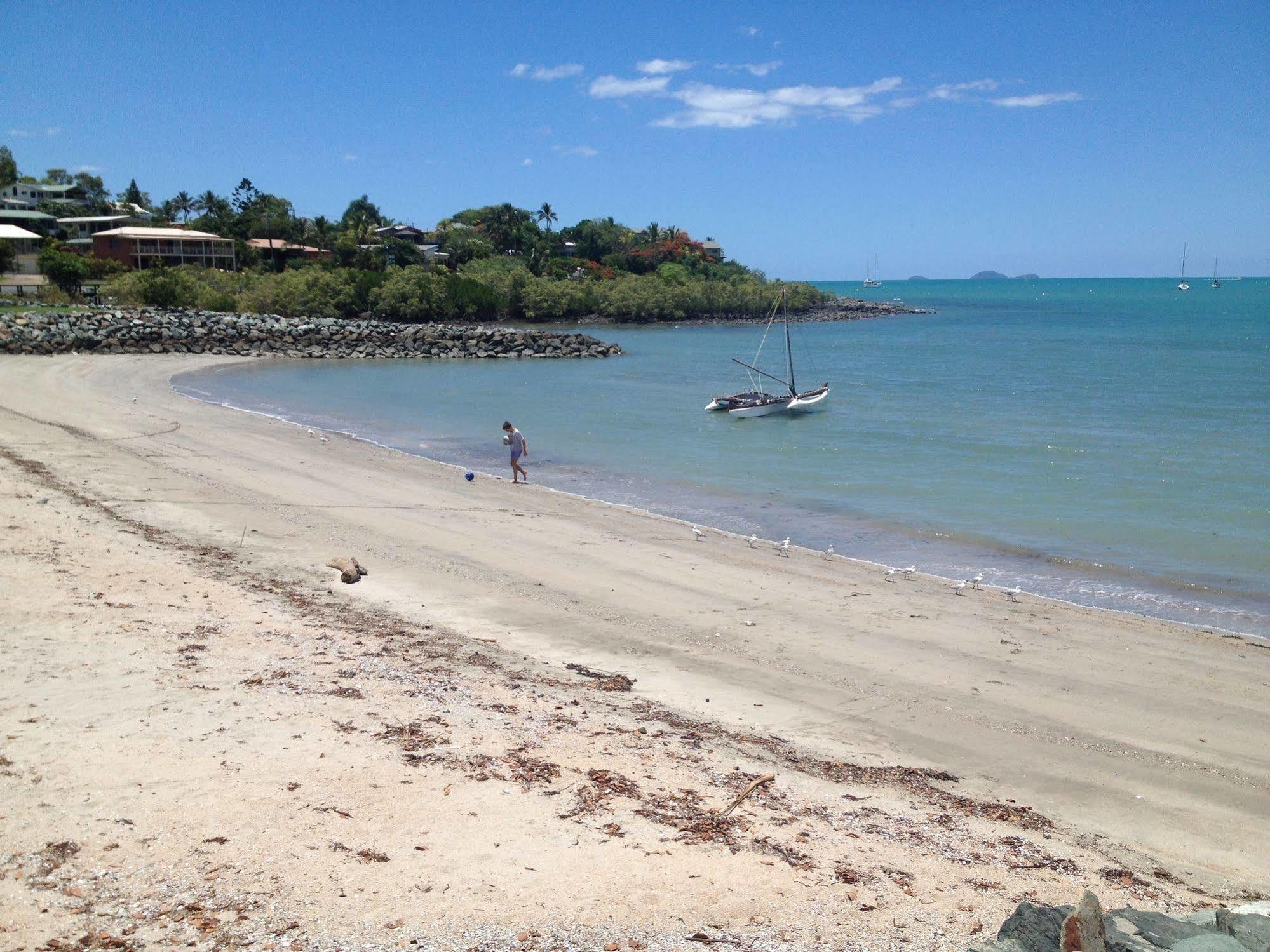 Motel Colonial Court Beachfront &