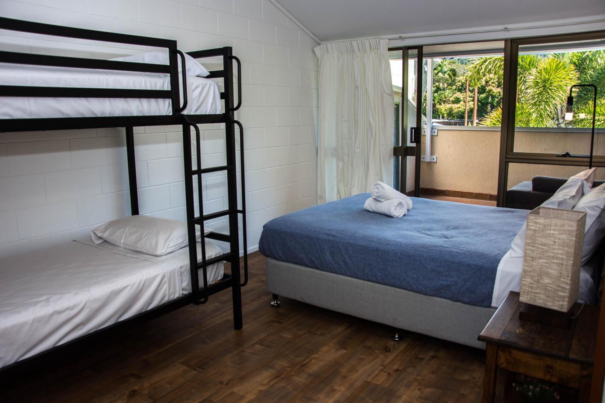 Colonial Court Beachfront & 3* Airlie Beach